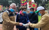 Khách du lịch đeo khẩu trang phòng virus corona, khám phá Thủ đô Hà Nội